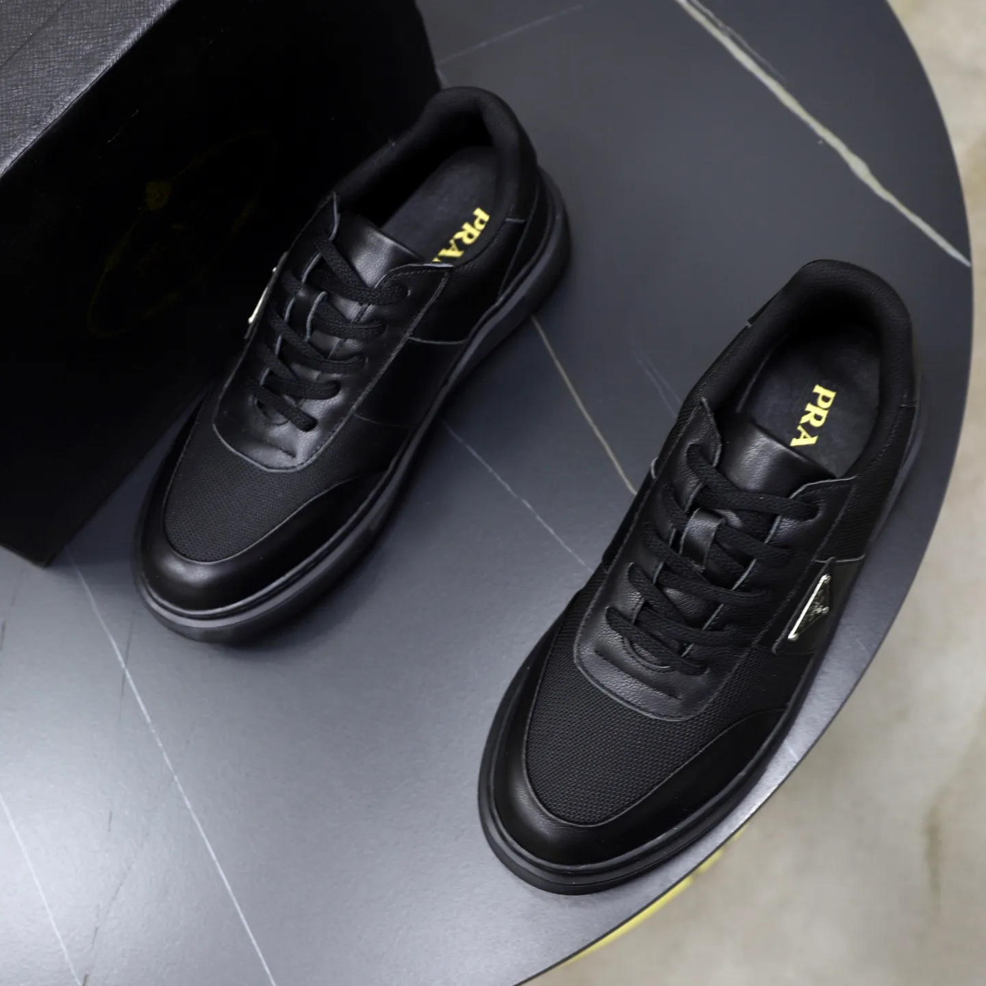 Ex-factory price: 462💰🙅‍♂️🙅‍♂️🙅‍♂️ Brand: PRADA Standard code: 38-44 (45 customized) Grade: Same as the official website Material: Original material splicing Comfortable and breathable lining Lightweight and wear-resistant sports outsole Style category: Men's fashionable casual shoes Running sneakers Distinguished luxury brand elements Top luxury Color: actual picture color